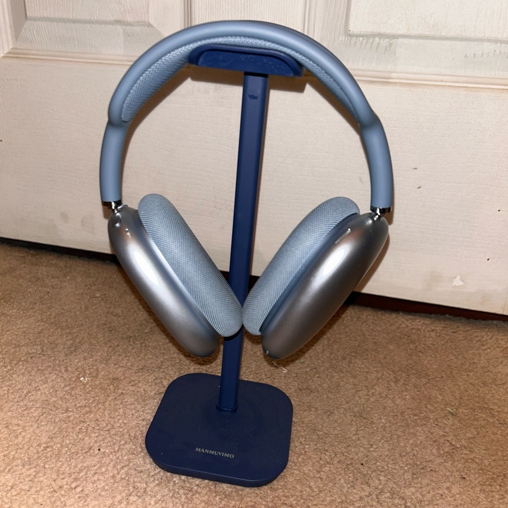 Apple airpod maxes + free stand